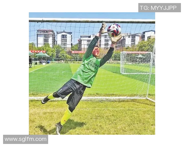 足球明星喜庆头像女生展现青春活力与运动魅力的完美结合